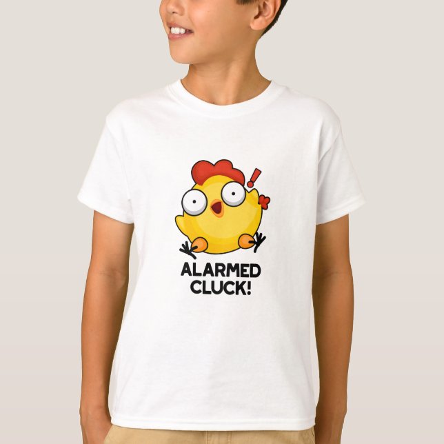 Alväpnad Cluck Funny Chicken Clock Pun T Shirt (Framsida)