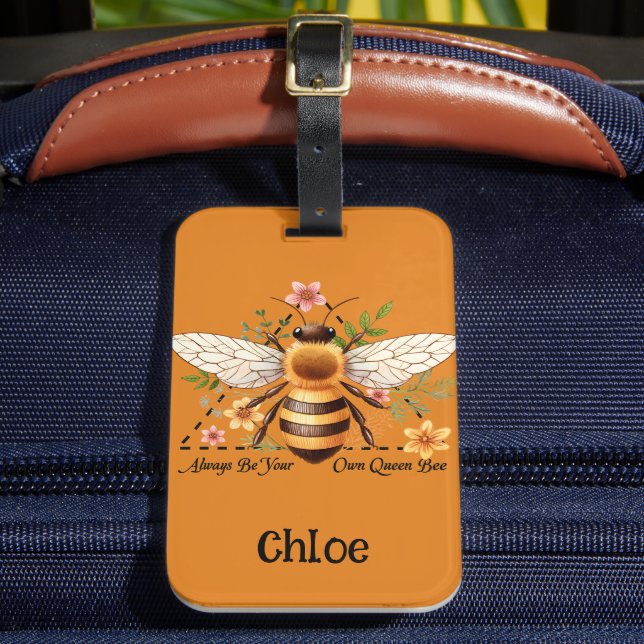 Always be your own Queen Bee. Personalized Bagagebricka (Framsida Insitu 2)
