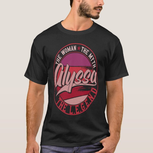 Alyssa Dam i Myth the Legend T Shirt (Framsida)