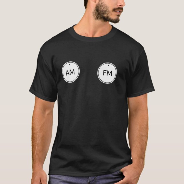 AM FM Radio Dials Dubbla Entendre Manar Gag Funny T Shirt (Framsida)