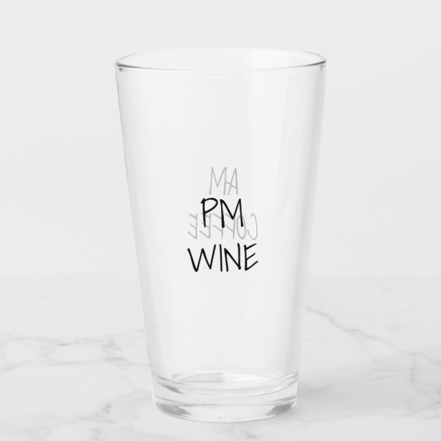 AM Kaffe, PM Vin svart vit anpassad text casual Glaskopp (Baksida)