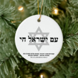Am Yisrael Chai hebrew Israel flagga personlig Julgransprydnad Keramik<br><div class="desc">Am Yisrael Chai hebrew text med anpassningsbar av svart personlig och ljus grått Star av David på ena sidan av ornament. Israel flagga på andra sidan av prydnadsföremål. Finns i många former och material. Israels folk, Israels folk, Israels folk, är en judisk solidaritetshymn och ett vanligt uttryck för det judiska...</div>