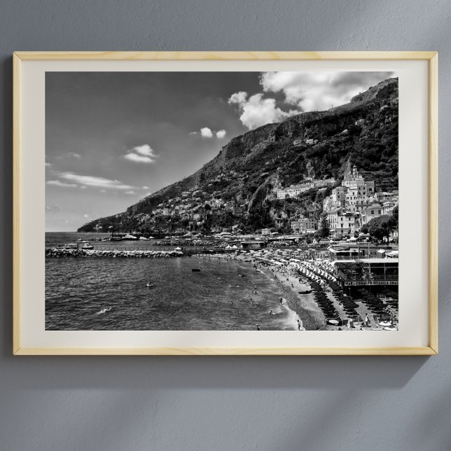 Amalfi Coast Svart Och Fotografi Affisch (Captivating Amalfi Coast: Timeless Beauty in Striking Black and White Photography.)