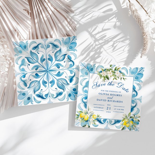 Amalfi-kustens citron vigsel blå kakel spara datumet (Modern Blue Tiles and Lemon Save the Date Card on a sunny white table with white dry palm leaf.)