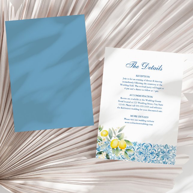 Amalfi-kustens citronbröllopsdetaljer inbjudningar (Italian Blue Tiles and Lemons Wedding Details Card on a sunny white dry palm leaf.)