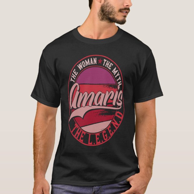 Amaris Dam i Myth the Legend T Shirt (Framsida)
