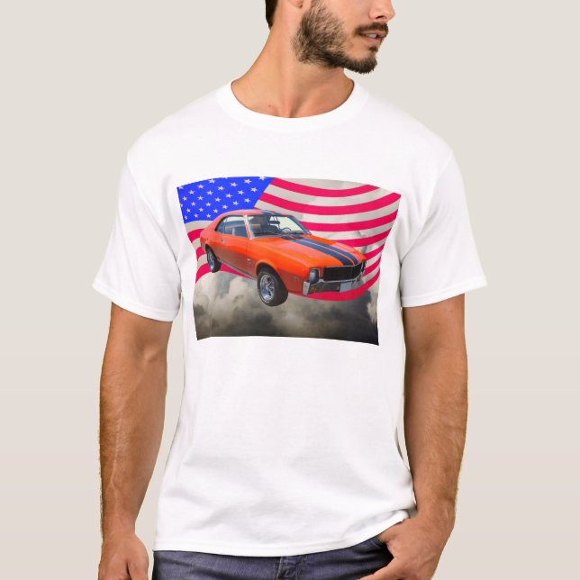 AMC Javlin Car med amerikansk Flagga Tee (Framsida)