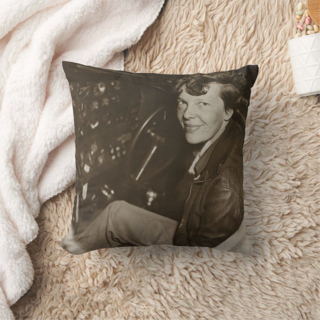 Amelia Earhart avslappnad bild flygplanscockpit 19 Kudde (Filt)
