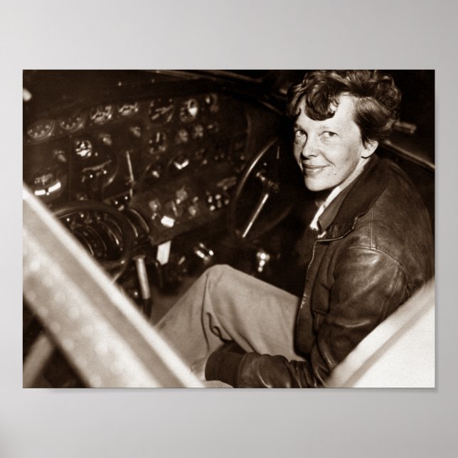 Amelia Earhart Sitta i cockpit på flygplan Poster (Framsidan)