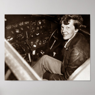Amelia Earhart sitta i flygplancockpit Poster