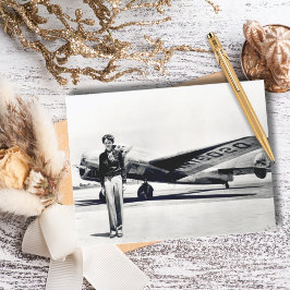 Amelia Earhart svart-vit foto, Flygets födelsedag Vykort