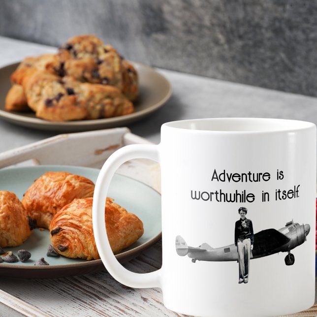 Amelia Earhart svart-vit foto, flygutslipp Kaffemugg (Skapare uppladdad)