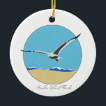 Amelia Island, Florida Sea Gull över Beach<br><div class="desc">Keramiska prydnadsföremål med tvådimensionell havsgull som flyger över stranden med vågar. Amelia Island,  Florida i manus på grund.</div>
