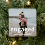Amelia Simple Photo Modern Engaged Julgransprydnad Keramik<br><div class="desc">Modern julprydnad i stil med en enkel och minimal layout med "engagerad" i ett glupskt återbildsteckensnitt tillsammans med namn och år över ditt favoritfoto på förlovningen. Detta prydnadsföremål ger en underbar gåva till ett nyligen engagerat par inför deras första jul.</div>