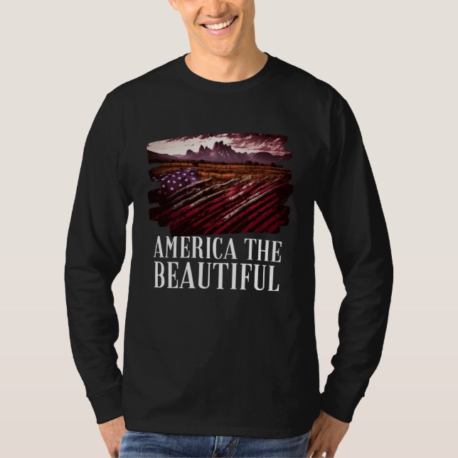 America Beautiful Mountains Purple Patriotic Decor T Shirt (Framsida)