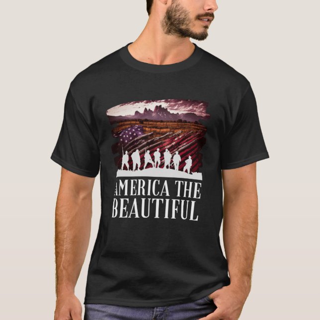 America Beautiful Mountains Purple Patriotic Decor T Shirt (Framsida)