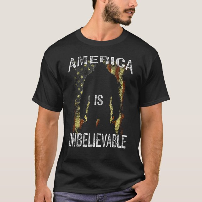 America is Unbelievable American Flag Sasquatch 4t T Shirt (Framsida)