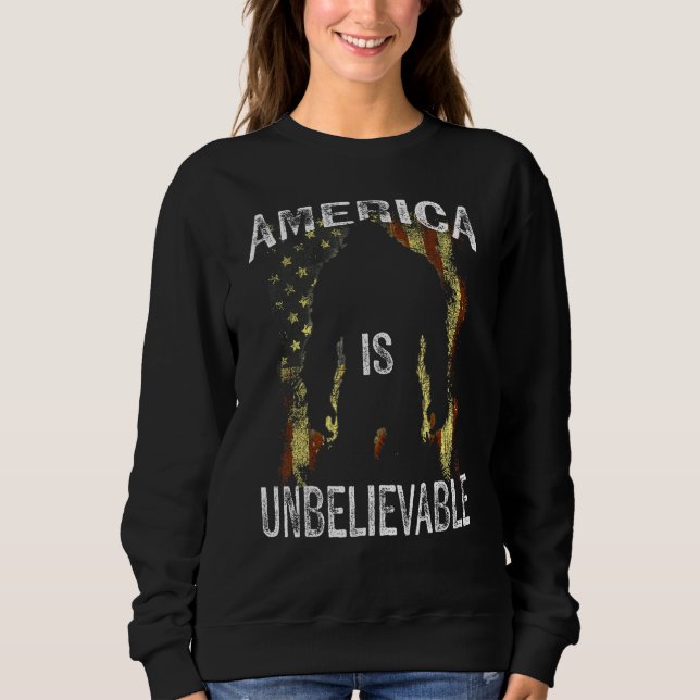 America is Unbelievable American Flag Sasquatch 4t T Shirt (Framsida)