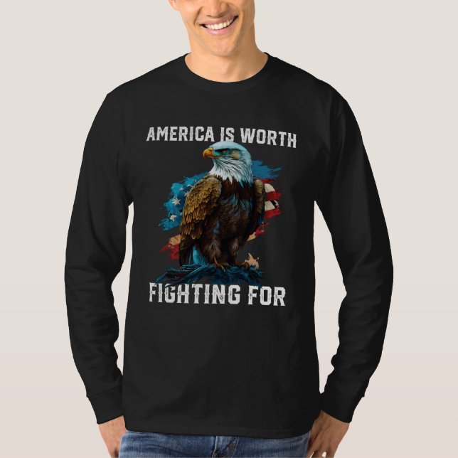 America is Worth Fighting For American Bald Eagle  T Shirt (Framsida)