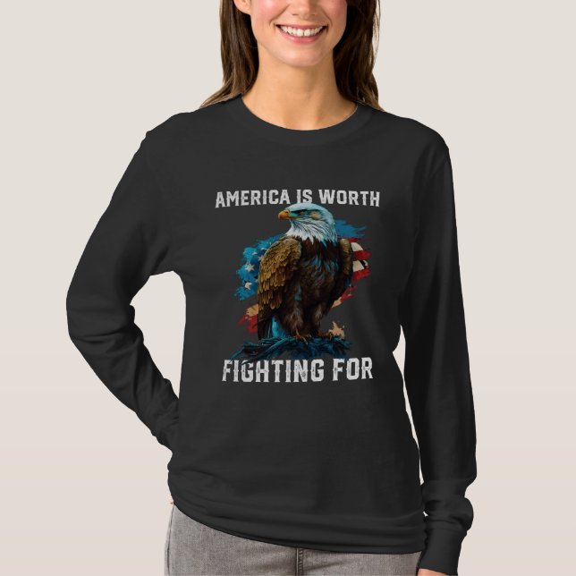 America is Worth Fighting For American Bald Eagle  T Shirt (Framsida)