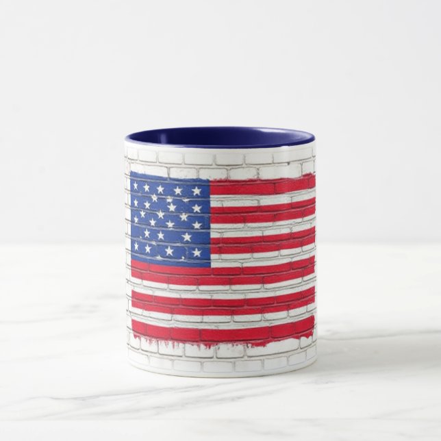 AMERICA MUGG (Center)