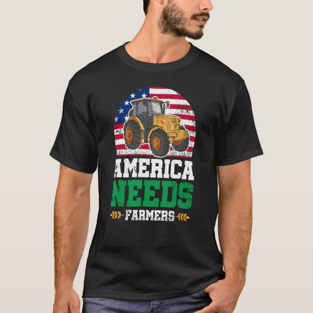 America Needs Farmers US American Flag Tractor T Shirt (Framsida)