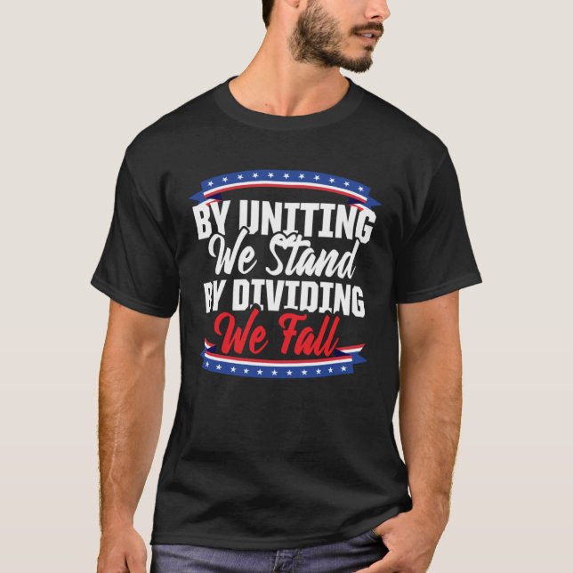 America Patriotic By Uniting We Stand By Dividing  T Shirt (Framsida)