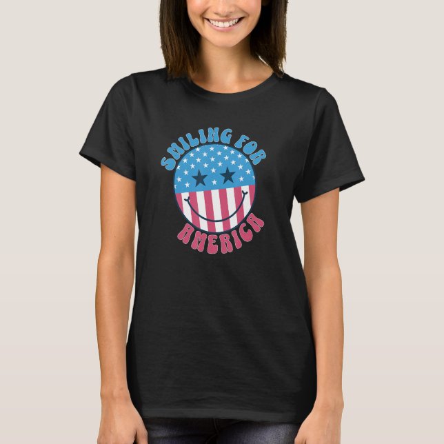 America Vibes Smile Face US Flag Retro Groovy 4th  T Shirt (Framsida)