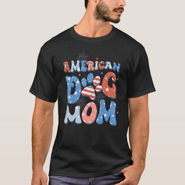 American 4th Of July Dog Mom Retro Groovy Dog Paw  T Shirt (Framsida)