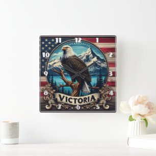 American Eagle Perched by Mountains i Victoria Fyrkantig Klocka