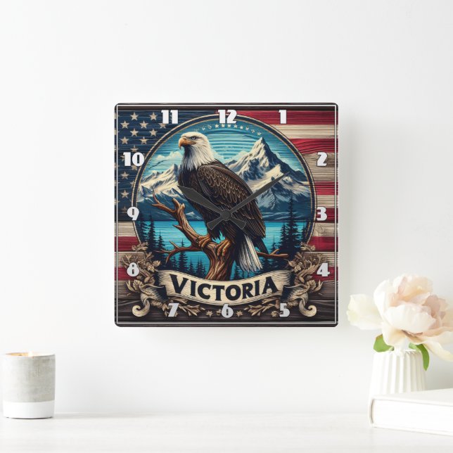 American Eagle Perched by Mountains i Victoria Fyrkantig Klocka (Hem)