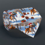 American English Foxhound jul Festive Snö Slips<br><div class="desc">En helgdag med hjärtslitande hund i snö,  som bär en julhatt och omges av färgfulla presentlådor. I bakgrunden bygger barn snögubbe bredvid ett Julgran som är täckt av snö och skapar en glatt vinter under. Perfekt för att sprida helgdag och fånga julens magi.</div>