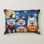 American Eskimo Hundar Pumpkin Halloween Funny Prydnadskudde<br><div class="desc">En lekfull Halloween-scen med en eländig liten valp som pissar ut en karvpumpare,  omgiven av fallviber från scoky-roligt. Med kylig charm och hösten färg,  är det perfektens beröring av humor för säsongen.</div>