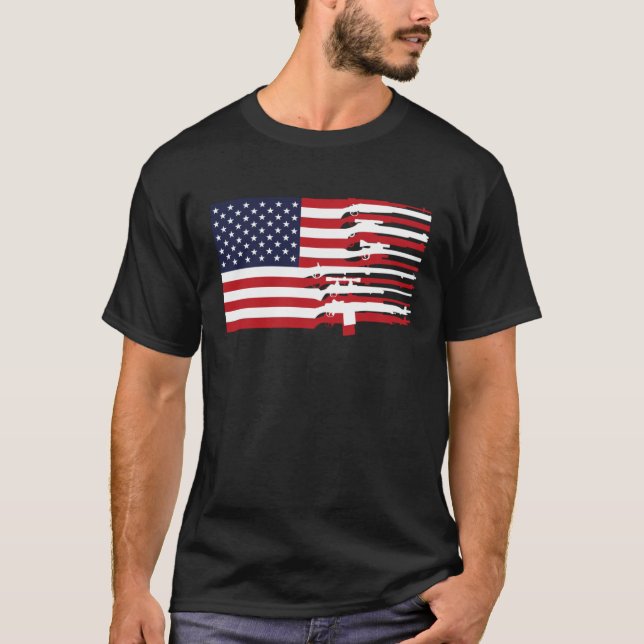 American Flag Firearms Weapons USA 4th of July T Shirt (Framsida)