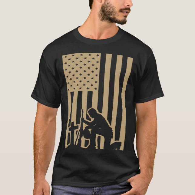 American Flag Soldier  Memorial Day Patriotism T Shirt (Framsida)