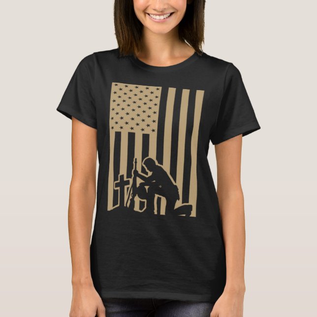American Flag Soldier  Memorial Day Patriotism T Shirt (Framsida)
