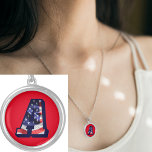American Flagga ’A’ Round Necklace Silverpläterat Halsband<br><div class="desc">Monogram A med den amerikanska flagga designade image. Brev A i alfabetet är en första anpassningsbar som den här designern skapar. Visa alla mina butiker här https://bit.ly/SandyspiderStores</div>