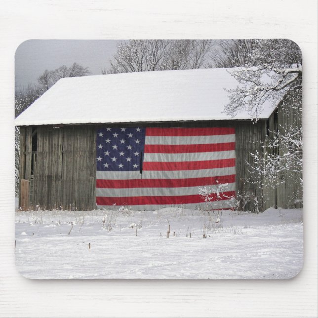 American Flagga On a Farm Barn Musmatta (Framsidan)