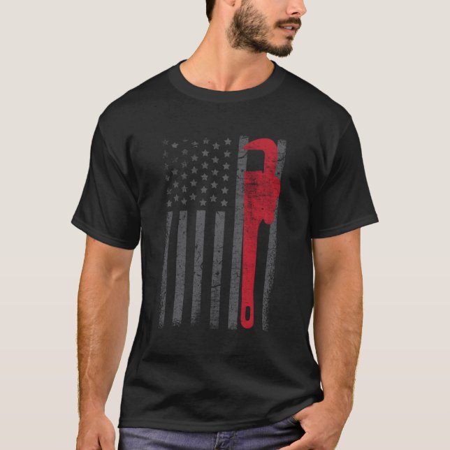 American Flagga Plumber VS Worker T Shirt (Framsida)