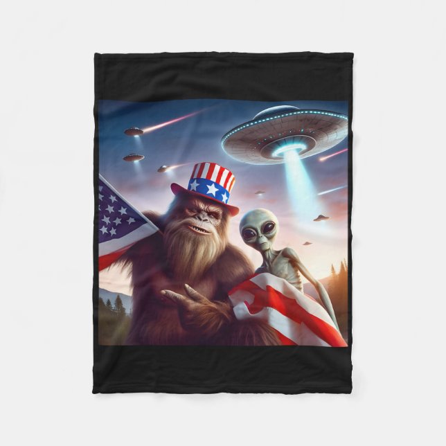 American Flagga Sasquatch with Alien Ufo Bigfoot 4 Fleecefilt (Framsidan)