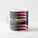 American Flagga Trump 2024 Guld Patriotic Jumbo Mugg<br><div class="desc">Donald Trump tillkännagav sin kandidat till presidentposten i den offentliga officiellen i valet 2024. Visa ditt stöd med den här mörken svart och Flagga med Guld,  med en rik miljardär.</div>