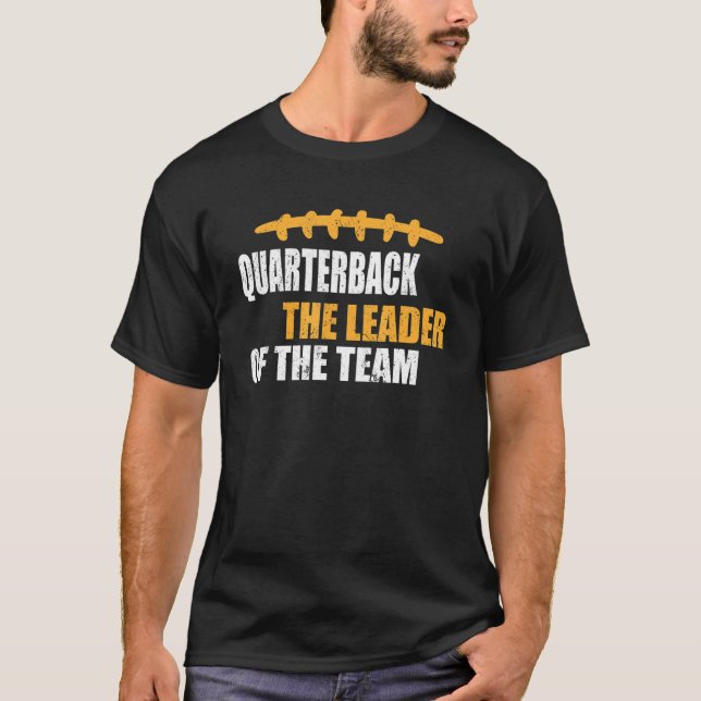 American football quarterback the leader football  t shirt (Framsida)