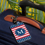 American Rött vitt blått Anpassningsbar Monogram I Bagagebricka<br><div class="desc">Resa i patriotisk stil med den här bagagetaggen med monogrammet. Med en amerikansk flagga inspirerades utformningen av stars och stripes i klassiskt rött,  vitt och blått amerikanskt färg. Anpassa anpassningsbarnas monogram med familjens efternamn brev.</div>