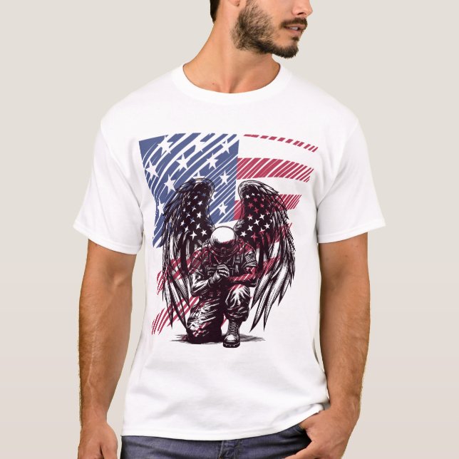 American Soldier Angel Praying USA flagga Art T Shirt (Framsida)