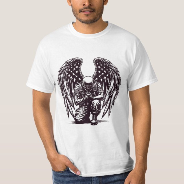 American Soldier Angel Praying USA flagga Art T Shirt (Framsida)