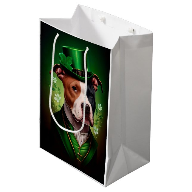 American Stafford hund i St. Patrick's Day (Framsidan Vinklad)