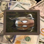 American Wigeon Anka på Pond<br><div class="desc">För natur och vilda djur och växter fläkt! Säkra pengar och kredit-kort med den här plånboken som innehåller fotobilden av en amerikansk Wigeon anka, även kallad Baldpate, tillsammans med hans reflektion på en damm. Markera din plånbok färg.</div>