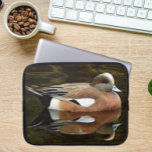 American Wigeon Anka på Pond Laptop Fodral<br><div class="desc">För natur och vilda djur och växter fläkt! Skyddande,  blixtlåst laptop sleeve med fotobilden av en amerikansk Wigeon anka,  även kallad Baldpate,  tillsammans med hans reflektion på en damm. Markera laptop sleeve storlekt.</div>