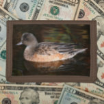 American Wigeon på Pond Wildlife Photo<br><div class="desc">För natur och vilda djur och växter fläkt! Säkra pengar och kredit-kort med den här plånboken som innehåller fotobilden av en kvinnlig amerikansk Wigeon på yta i en damm. Markera din plånbok färg.</div>