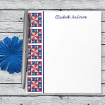 Americana Quilt Block Gräns Note Pad<br><div class="desc">Anpassa det här fina anteckningsblocket som är utskrivet med ett stil-femilt gräns och ditt namn eller annan text. Mönster ligger i Amerikanarött,  marinblått och grått färg. Generellt tomt skrivutrymme för alla dina listor,  små skisser eller andra dagliga anteckningar. Fin personlig för en kvitterings- eller syningsentusiast.</div>
